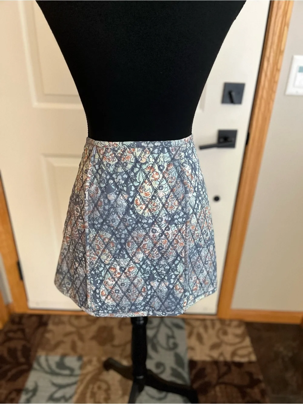 New women’s Free People Darla diamond quilted blue floral tapestry mini skirt.12